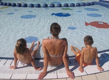 Familia al borde de la piscina de Fundación Estadio Fundazioa